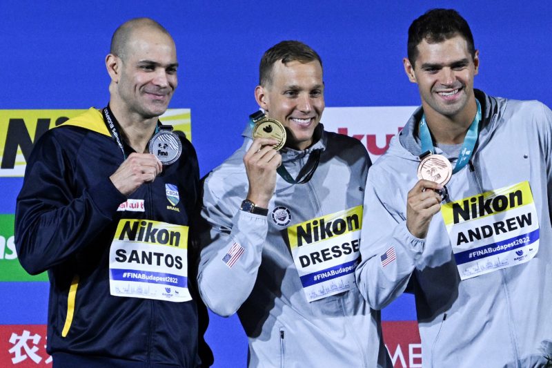 Nicholas Santos (E), Caeleb Dressel (C) e Michael Andrew posam com suas medalhas após a final dos 50m borboleta no mundial de natação &#8211; Foto: Attila KISBENEDEK/AFP/ND