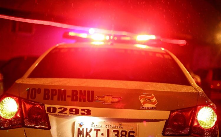 Homem foi agredido e assaltado durante uma festa em Timb&oacute; – Foto: Pol&iacute;cia Militar / ND