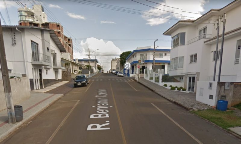Carro estava estacionado na rua Benjamin Constant, no Centro da cidade. (Imagem ilustrativa) &#8211; Foto: Google Street View/Reprodução/ND