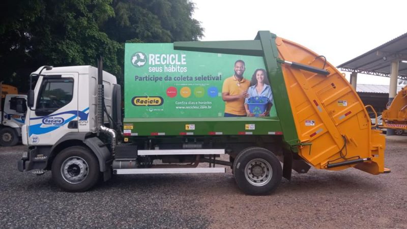 Caminhão da coleta seletiva é identificado com o slogan da campanha: Recicle seus Hábitos – Foto: Divulgação