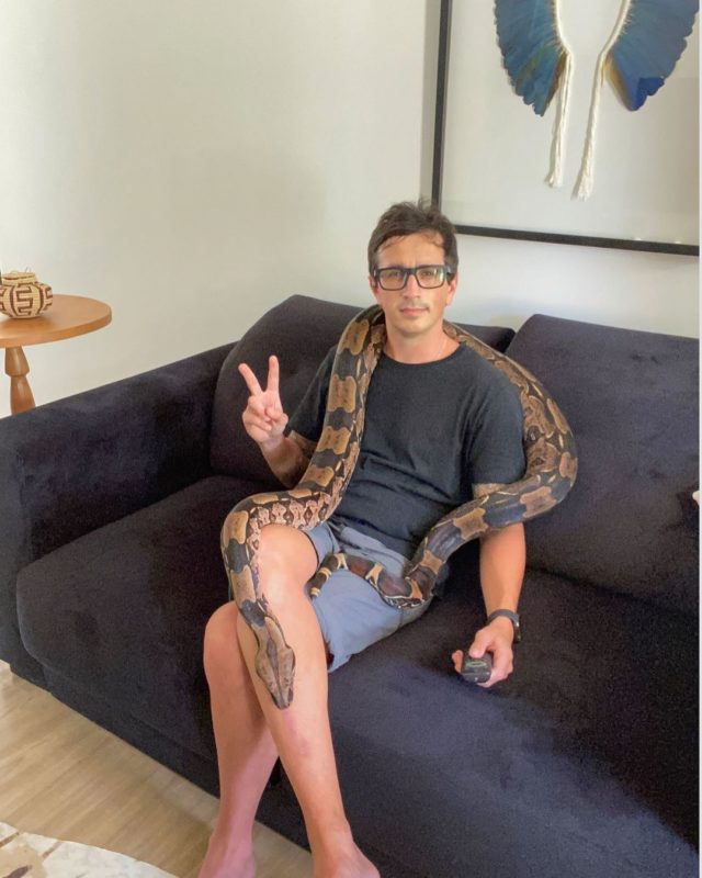 Jenifer “maratonando filmes” com Jackson – Foto: Arquivo pessoal