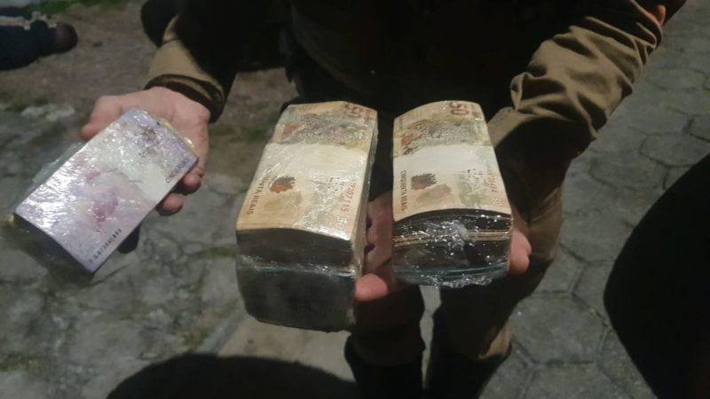 Ma&ccedil;os de dinheiro foram arremessados do ve&iacute;culo durante a persegui&ccedil;&atilde;o policial – Foto: Divulga&ccedil;&atilde;o