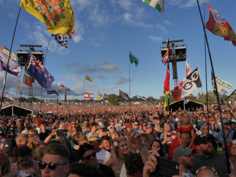 Imagem registrada em 2017 mostra multid&atilde;o no festival de m&uacute;sica Glastonbury – Foto: Richard Thomas/Divulga&ccedil;&atilde;o/ND