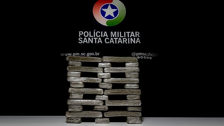 Homem &eacute; preso enquanto fazia ‘delivery’ de 18 kg de maconha em Itaja&iacute; – Foto: Pol&iacute;cia Militar/Divulga&ccedil;&atilde;o/ND