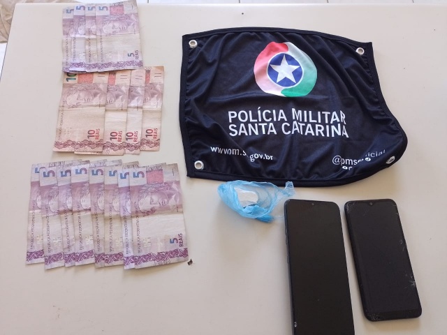 Droga, dinheiro e celulares foram apreendidos pela PM. – Foto: Pol&iacute;cia Militar/Divulga&ccedil;&atilde;o/ND