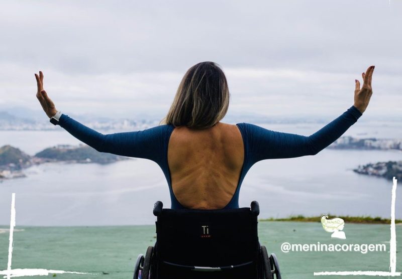 No Brasil, estima-se que cerca de 3500 a 7000 pessoas s&atilde;o afetadas com a&nbsp;neuromielite &oacute;ptica &mdash; Foto: @meninacoragem/Instagram/Reprodu&ccedil;&atilde;o/ND