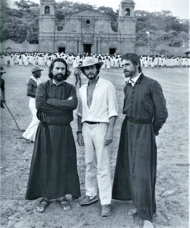 De Niro, o diretor Roland Joff&eacute; e Irons durante grava&ccedil;&otilde;es no Rio Grande do Sul – Foto: Goldcrest/Cannon/WB/Divulga&ccedil;&atilde;o