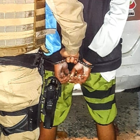 Um dos suspeitos foi preso em flagrante com maconha e cocaína &#8211; Foto: Polícia Militar/Reprodução