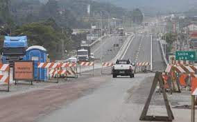 470: duplica&ccedil;&atilde;o lenta, congestionamentos monstruosos e falta de sinaliza&ccedil;&atilde;o adequada – Foto: Arquivo