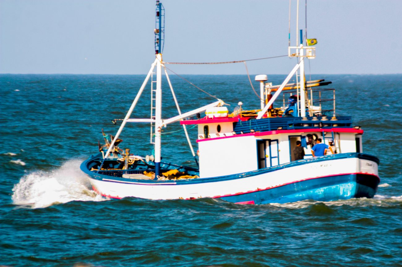 Foto mostra barco pesqueiro nas águas de Itajaí