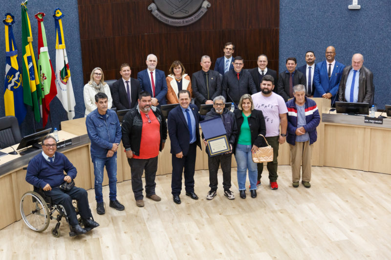 Homenageado entre os vereadores que aprovaram mo&ccedil;&atilde;o un&acirc;nime – Foto: Davi Spuldaro-CVI/ND