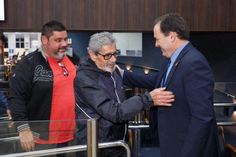 Jos&eacute; Nilton foi acompanhado pelo filho Claus (E) em homenagem na C&acirc;mara – Foto: Davi Spuldaro-CVI/ND