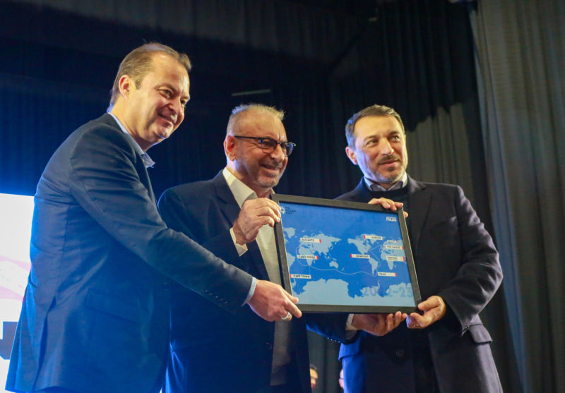 Evandro Neiva, Volnei Morastoni e Carlos Mois&eacute;s com a rota da pr&oacute;xima regata – Foto: J&uacute;lio Cavalheiro/SECOM SC/ND