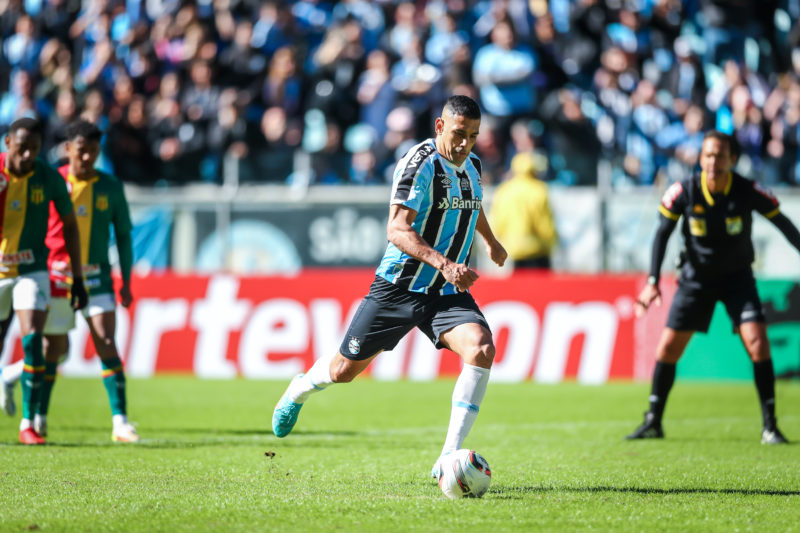 Diego Souza macou duas vezes e deu a vitória ao Grêmio neste sábado. Tricolor agora está no G4 da Série B &#8211; Foto: Lucas Uebel/Gremio FBPA/ND
