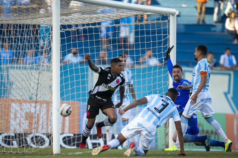 Raniel, a bola e o gol da vit&oacute;ria do Vasco em Londrina. Foto: Daniel RAMALHO / CRVG /ND