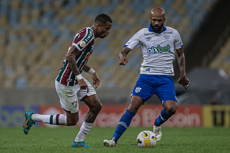 Caio Paulista em ação com a camisa do Fluminense em jogo contra o Avaí