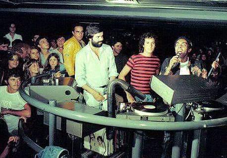 Depois de um show no gin&aacute;sio do SESC, levei o cantor para uma festa na boate Metr&ocirc; no Estreito – Foto: Marco Cezar