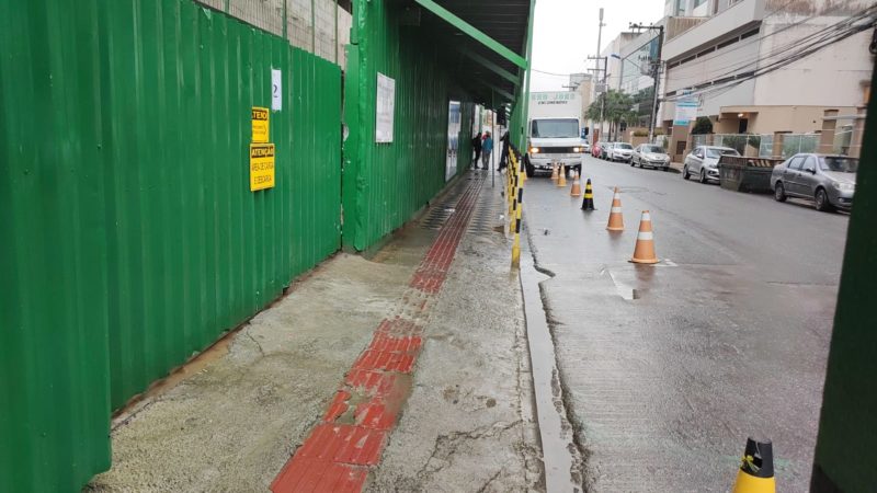 Leitor flagrou “reserva de vagas” no Centro de Itaja&iacute; – Foto: Arquivo Pessoal Leitor/ND