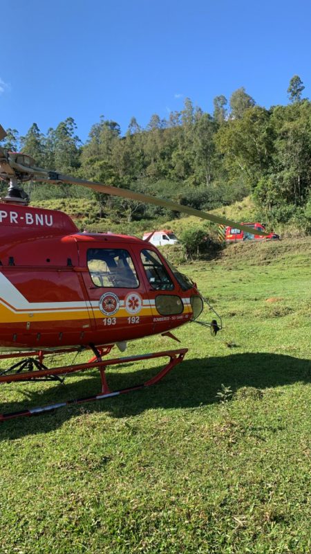 Helic&oacute;ptero Arcanjo 03 foi acionado para auxiliar no resgate do acidente – Foto: Corpo de Bombeiros / Divulga&ccedil;&atilde;o /ND