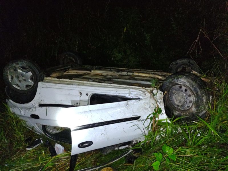 Sete pessoas estavam no ve&iacute;culo que capotou – Foto: Divulga&ccedil;&atilde;o/15oBPM/ND