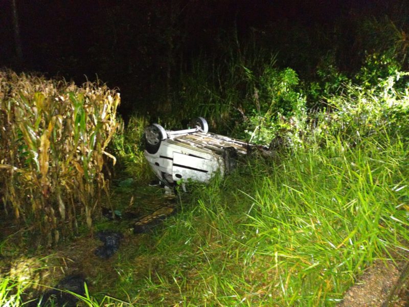 O ve&iacute;culo saiu da pista e capotou no bairro Bela Vista – Foto: Divulga&ccedil;&atilde;o/15o BBM/ND