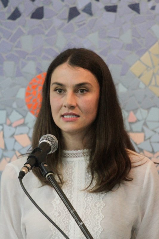 Ana Krieger, professora de hist&oacute;ria do Col&eacute;gio Catarinense, foi a primeira a receber o diploma – Foto: Leo Munhoz/ND