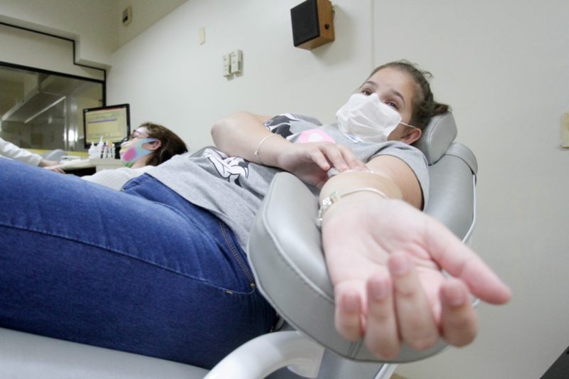 Jovem doadora de sangue no Hemosc