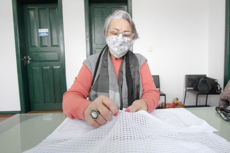 A manezinha Ana est&aacute; adorando aprender um novo of&iacute;cio – Foto: Leo Munhoz/ND