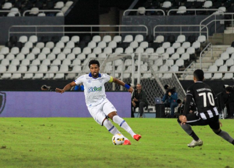 Bruno Cortez em duelo diante do Botafogo, no Rio de Janeiro, que marcou a &uacute;ltima e &uacute;nica vit&oacute;ria do Le&atilde;o da Ilha jogando fora de casa – Foto: Andr&eacute; Palma Ribeiro/Ava&iacute;/Divulga&ccedil;&atilde;o/ND