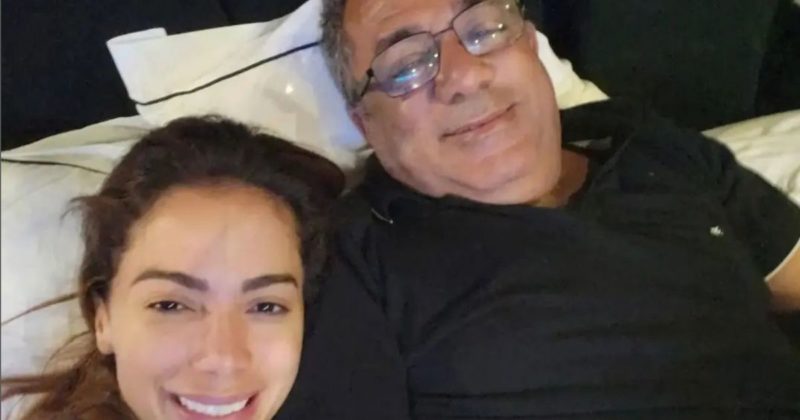 Anitta e “Painitto” em registro feito durante a primeira interna&ccedil;&atilde;o do pai da artista – Foto: Reprodu&ccedil;&atilde;o