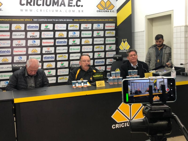 Anselmo Freitas (centro) e Vilmar Guedes (direita) no momento da ren&uacute;ncia do presidente. – Foto: Janniter de Cordes