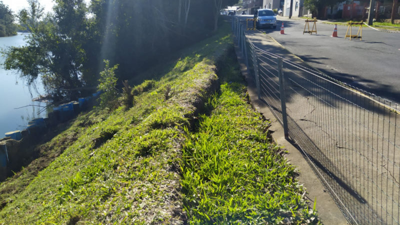 A avenida localizada &agrave;s margens do rio tem tr&acirc;nsito comprometido em virtude do avan&ccedil;o das &aacute;guas. – Foto: Divulga&ccedil;&atilde;o