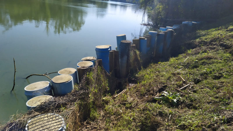 Medidas paliativas tiveram que ser tomadas para evitar maior avan&ccedil;o do rio. – Foto: Divulga&ccedil;&atilde;o