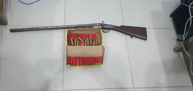 Uma espingarda irregular tamb&eacute;m foi apreendida. – Foto: Pol&iacute;cia Civil/ND
