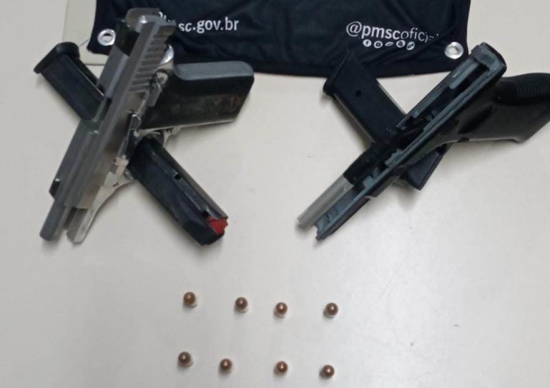 Uma arma de fogo e um simulacro de arma de fogo foram apreendidos – Foto: PMSC/Divulga&ccedil;&atilde;o/ND