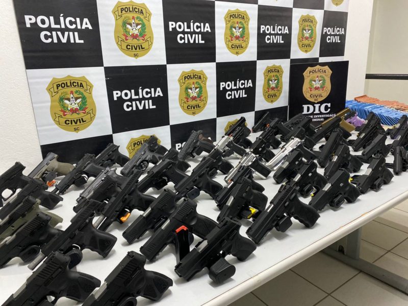 Armas e muni&ccedil;&otilde;es foram encontradas no bairro Jo&atilde;o Costa – Foto: PC/Divulga&ccedil;&atilde;o/ND