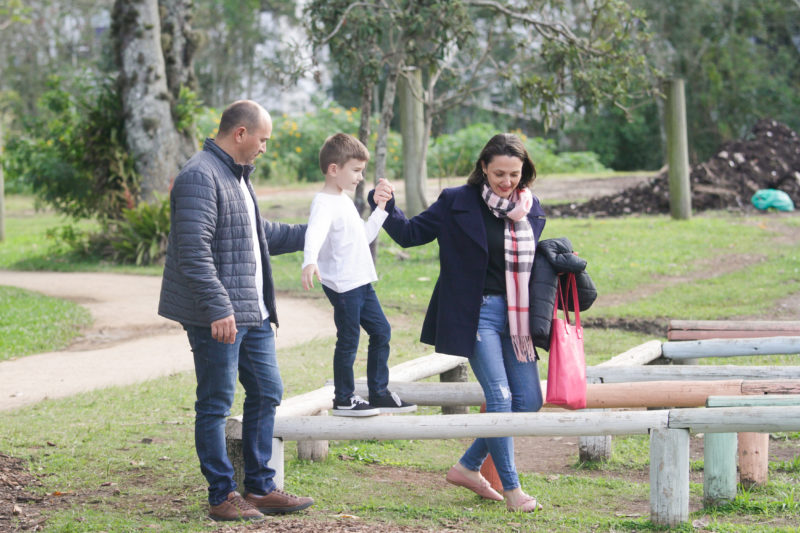 Aroldo e Tatiane aproveitaram a tarde do domingo no Jardim Bot&acirc;nico, ao lado do filho Bernardo – Foto: Leo Munhoz/ND