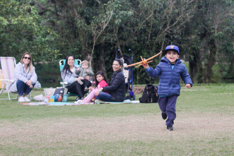 Arthur, quatro anos, se divertiu no Jardim Bot&acirc;nico – Foto: Leo Munhoz/ND