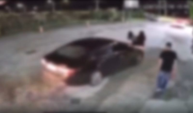 Momento em que as duas jovens foram atropeladas na sa&iacute;da de balada em Joinville – Foto: reprodu&ccedil;&atilde;o