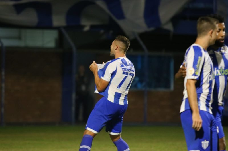 Bissoli comemora um de seus gols na vitória do Avaí
