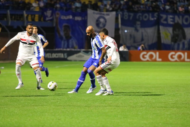 Bruno Silva tenta passar pela forte marca&ccedil;&atilde;o do S&atilde;o Paulo – Foto: Frederico Tadeu/Ava&iacute; F.C