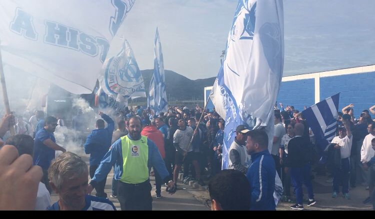 Torcida faz a festa na chegada da delega&ccedil;&atilde;o do Ava&iacute; – Foto: Reprodu&ccedil;&atilde;o/ND