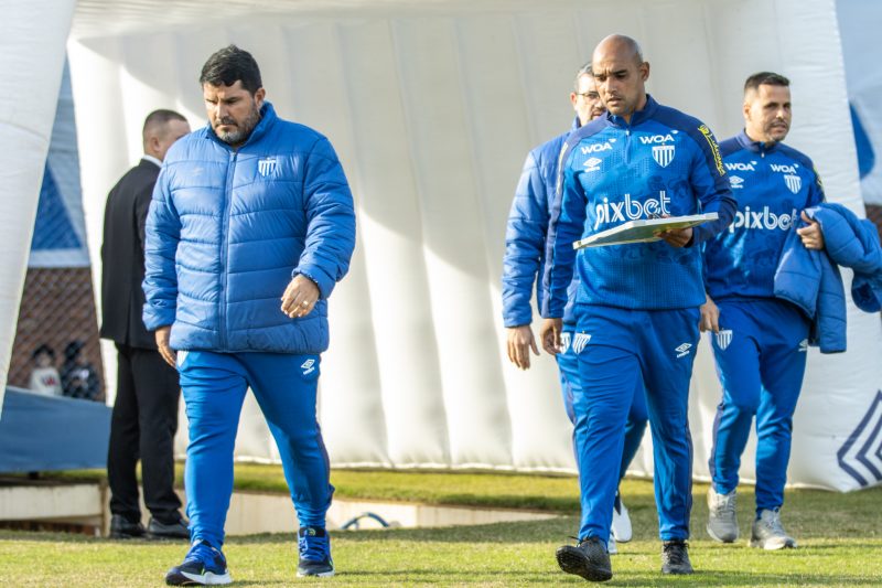 Eduardo Barroca tem semana cheia para trabalhar – Foto: Fabiano Rateke/Ava&iacute; F.C