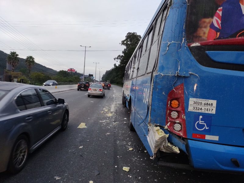 Parte da carroceria do &ocirc;nibus foi arrancada com a batida – Foto: Paulo Mueller/NDTV
