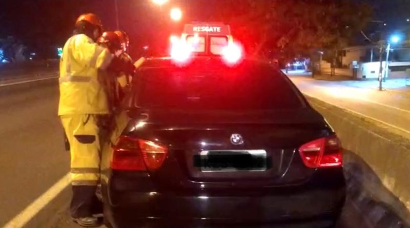 B&ecirc;bado, motorista de BMW foi encontrado dormindo em acostamento na BR-101 – Foto: Reprodu&ccedil;&atilde;o/Internet