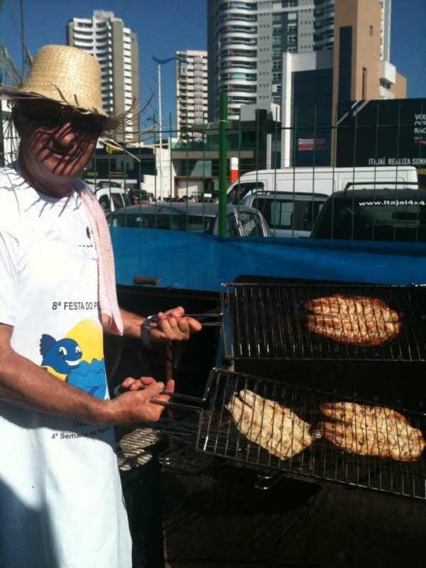 Beto Cadore trabalha com sardinha na brasa desde a primeira edi&ccedil;&atilde;o da Marejada – Foto: Arquivo pessoal/Reprodu&ccedil;&atilde;o/ND