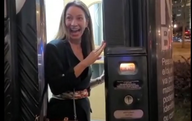 primeira-dama de Joinville entrando no banheiro público