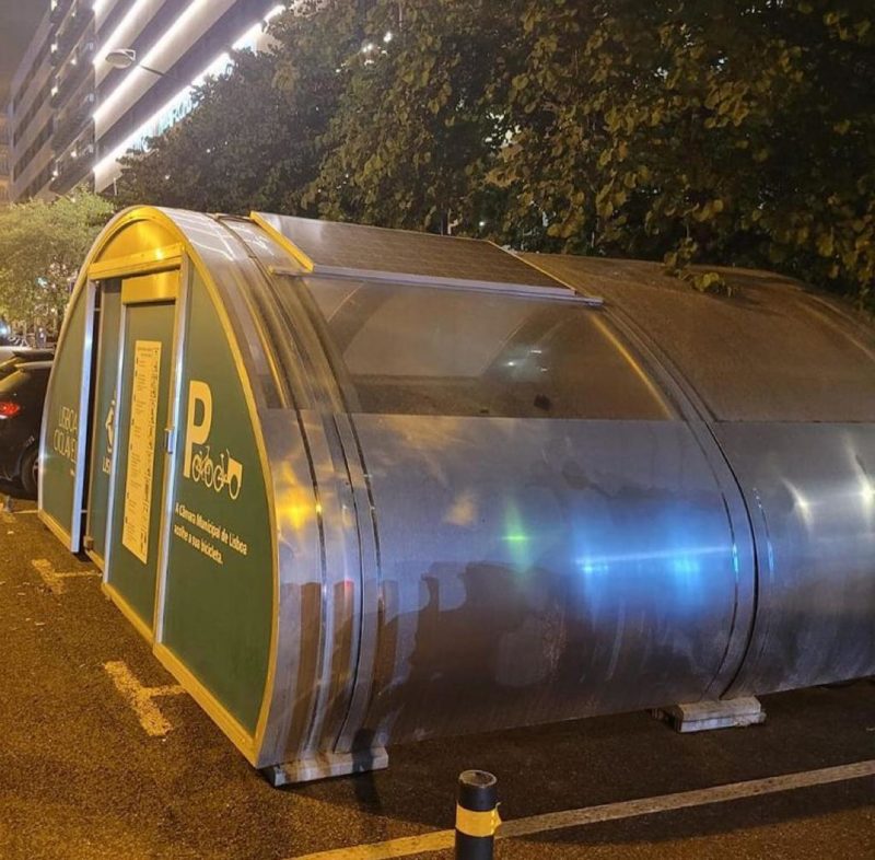 C&aacute;psula ocupa duas vagas de carros e possui seguran&ccedil;a com cadeados dentro aos ciclistas. – Foto: Internet