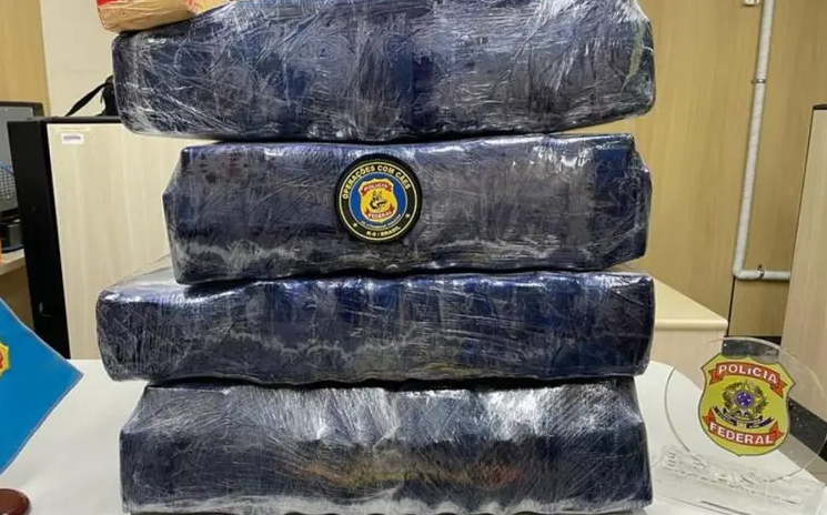 There were 54.5 kg of marijuana in four suitcases of two women - Photo: Federal Police / Disclosure / ND