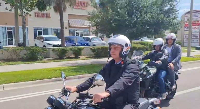 bolsonaro faz motociata